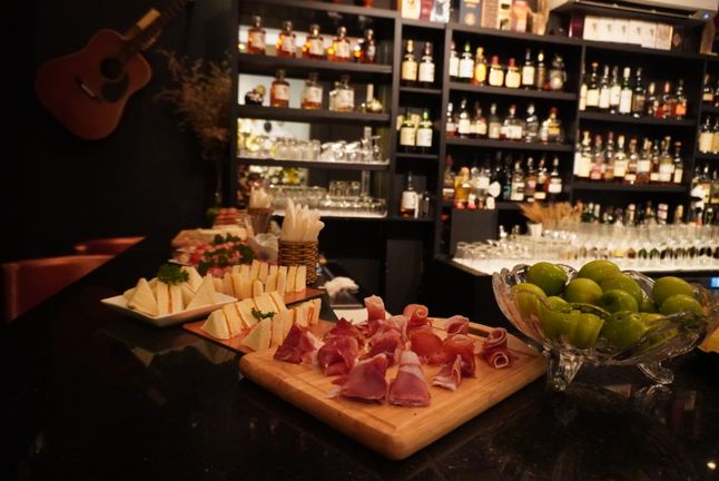File:PAYA - Whisky & Cocktails bar16.jpg