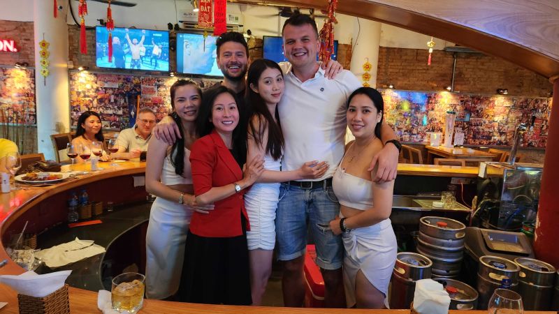 File:Bar 5 Saigon1.jpg