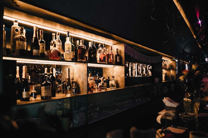 File:Cheers Bar SaiGon2.jpg