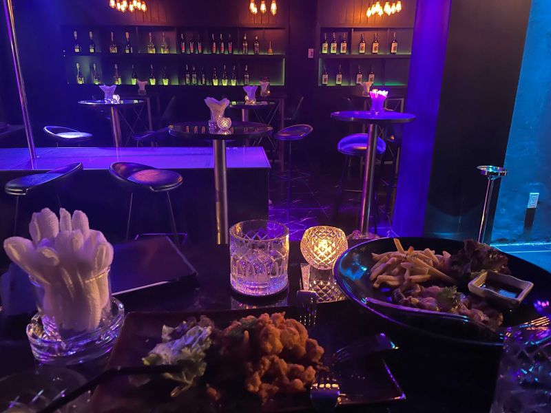 File:Mirage Bar in Saigon8.jpg