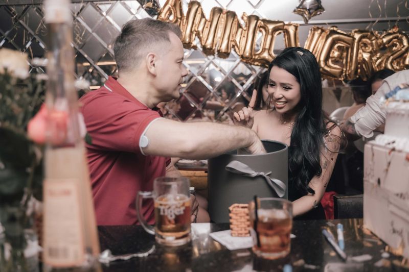 File:Cheers Bar SaiGon131.jpg