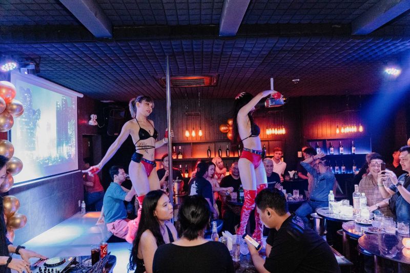File:Mirage Bar in Saigon14.jpg