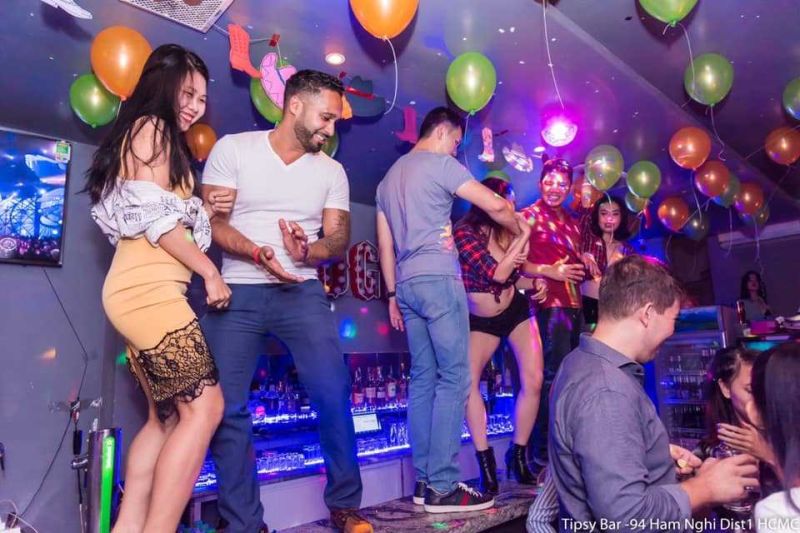 File:Tipsy Bar4.jpg