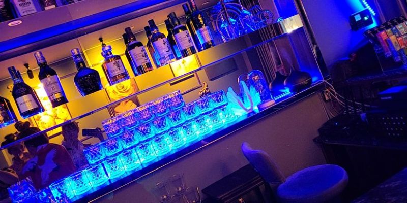 File:Roses bar5.jpg