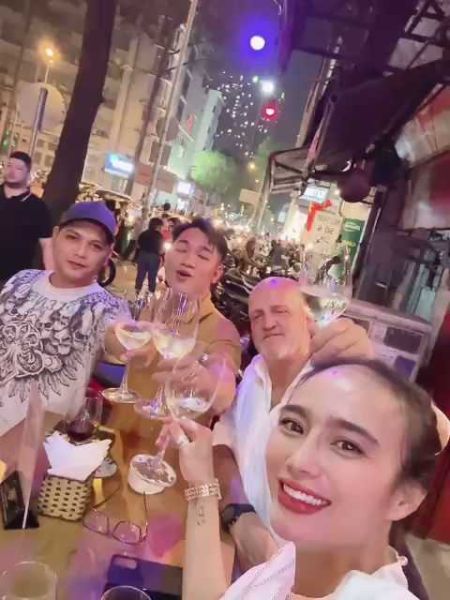 File:Bar 5 Saigon14.jpg