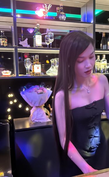 File:Nari bar girl888.jpg