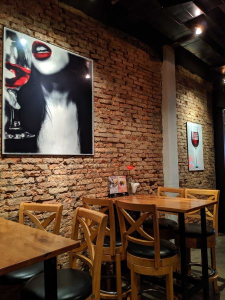 File:Bar 5 Saigon15.jpg