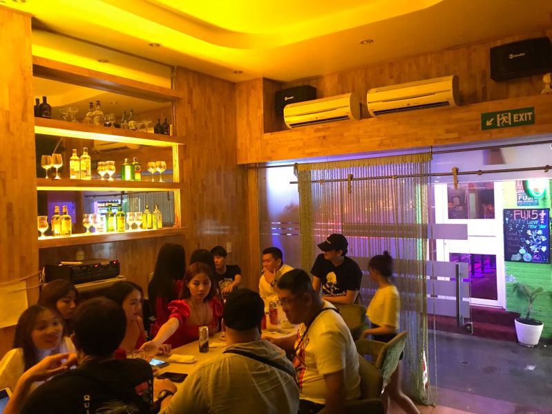 File:Yui girls Bar1.jpg