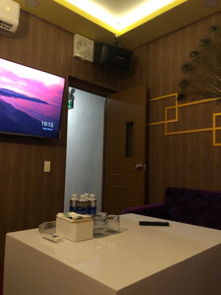 File:Cat Walk Bar & Karaoke13.jpg