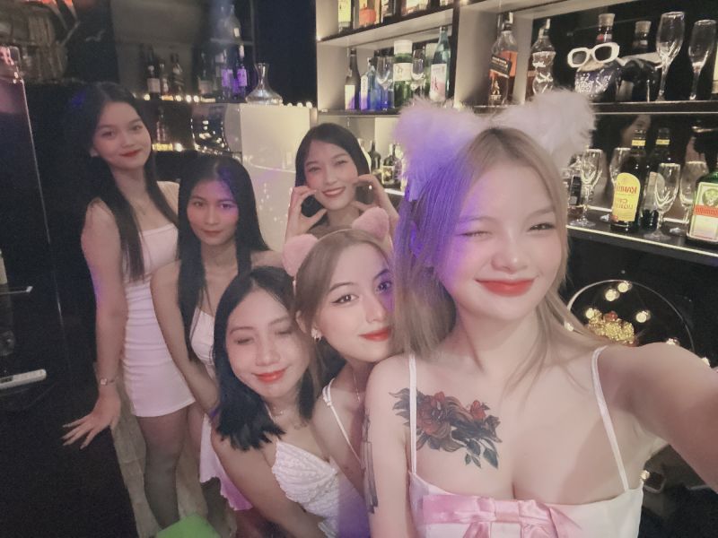 File:Nari bar girls group1.jpg