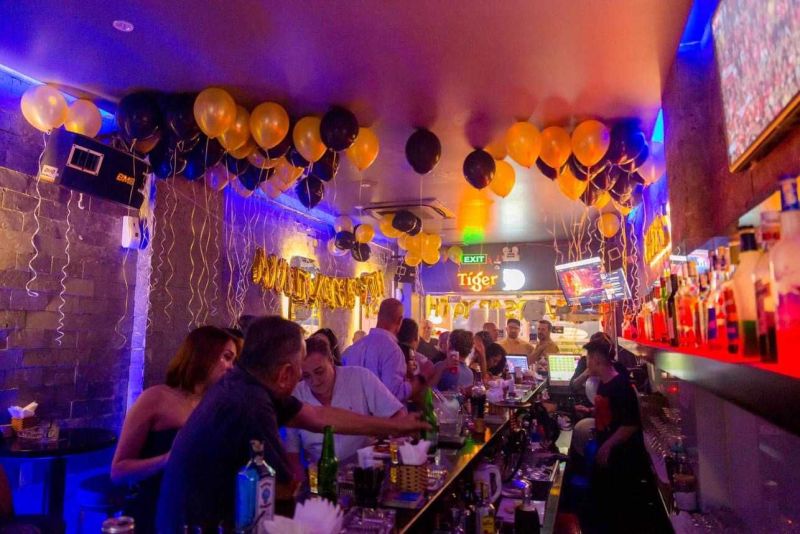File:Cheers Bar SaiGon3.jpg
