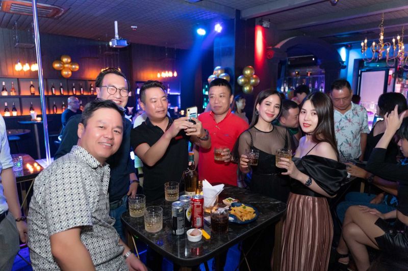 File:Mirage Bar in Saigon18.jpg