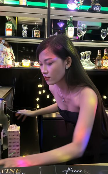 File:Nari bar girl777.jpg