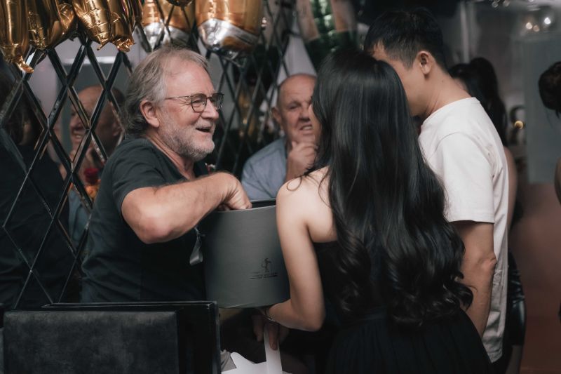 File:Cheers Bar SaiGon18.jpg
