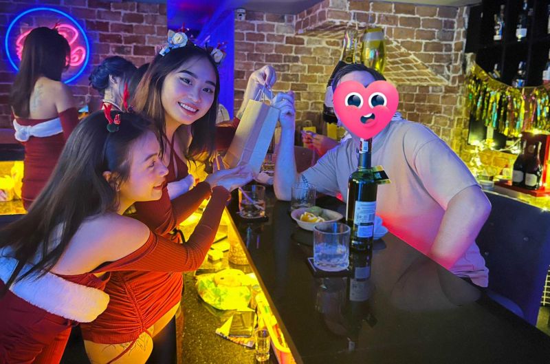 File:Dollhouse bar HCMC5.jpg