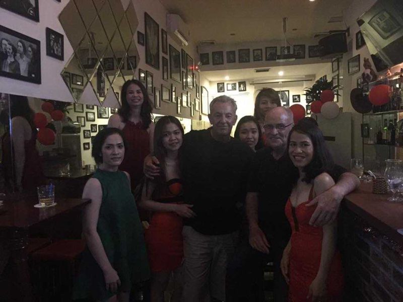 File:Legends Bar2.jpg
