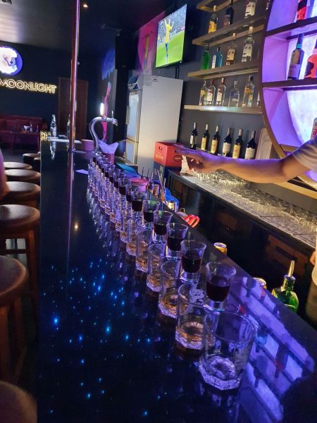 File:Moonlight Bar Saigon15.jpg
