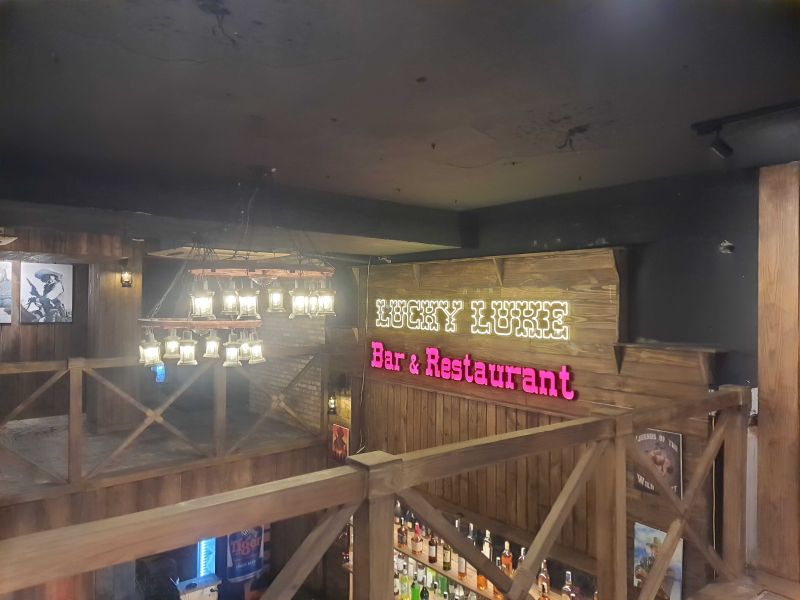 File:Lucky Luke bar1.jpg