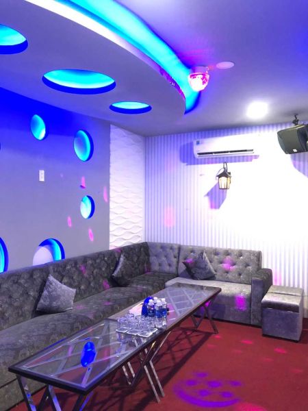 File:Cat Walk Bar & Karaoke4.jpg