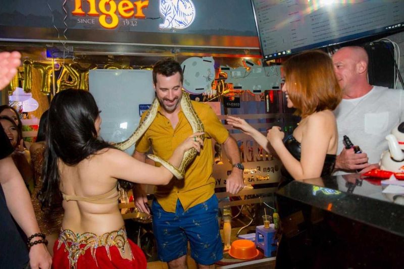 File:Cheers Bar SaiGon11.jpg