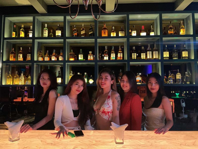 File:Mirage Bar in Saigon1.jpg