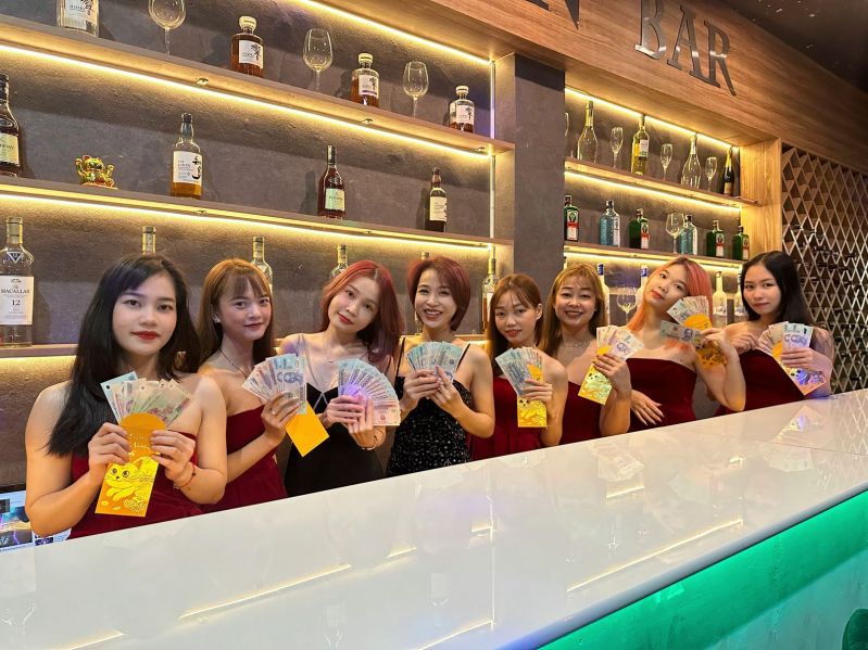 File:MOON BAR13.jpg