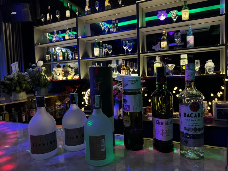 File:Nari bar interior1.jpg