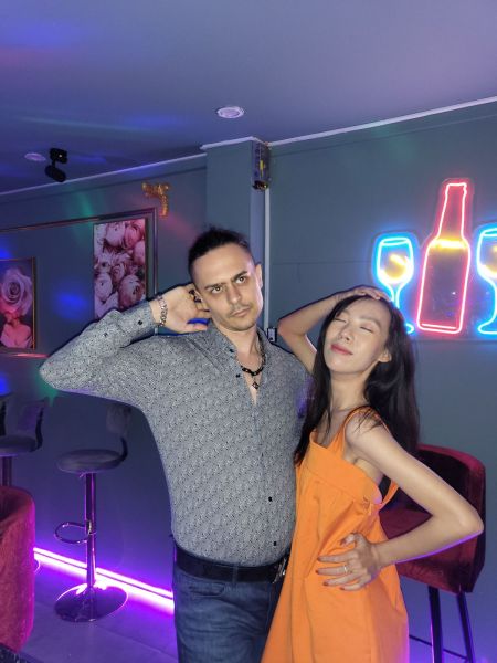 File:Roses bar6.jpg