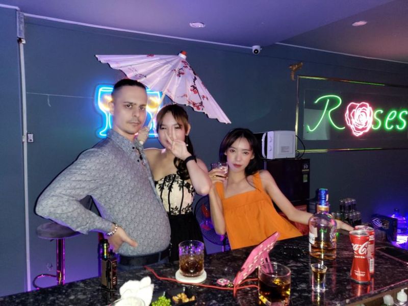 File:Roses bar4.jpg