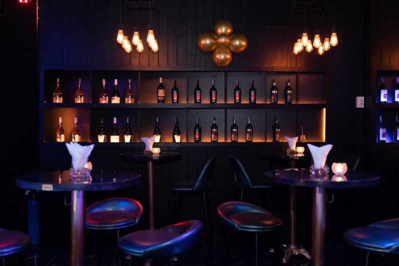 File:Mirage Bar in Saigon4.jpg