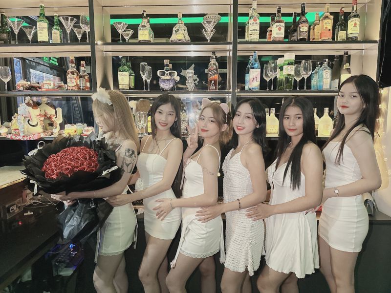 File:Nari bar girls group4.jpg