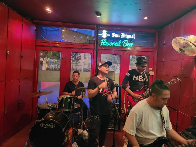File:Bar 5 Saigon5.jpg