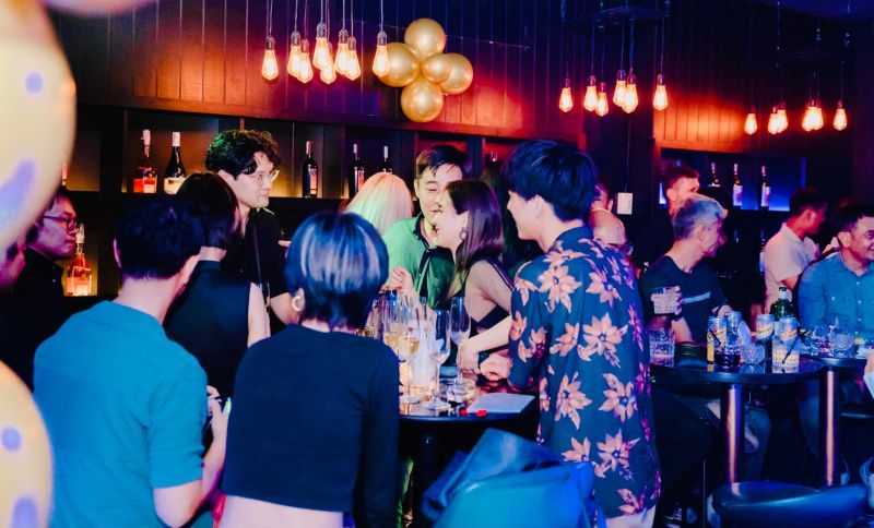 File:Mirage Bar in Saigon19.jpg