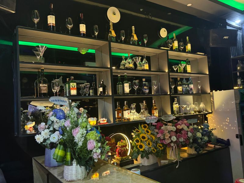 File:Nari bar interior3.jpg