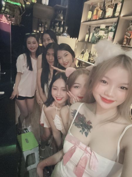 File:Nari bar girls group2.jpg