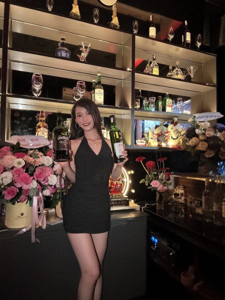 File:Nari bar girl55.jpg