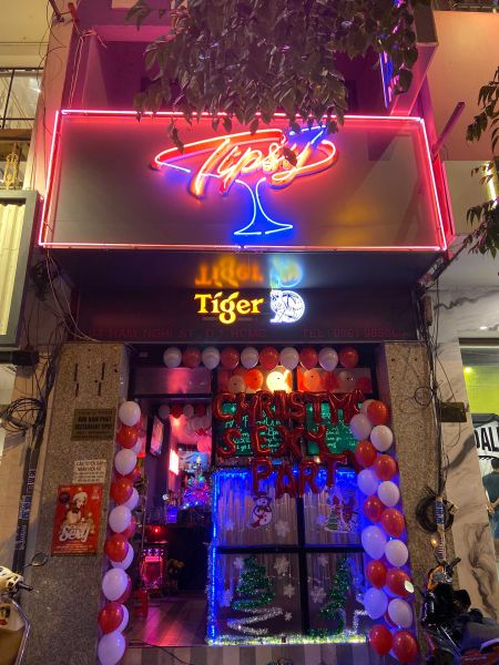 File:Tipsy Bar1.jpg