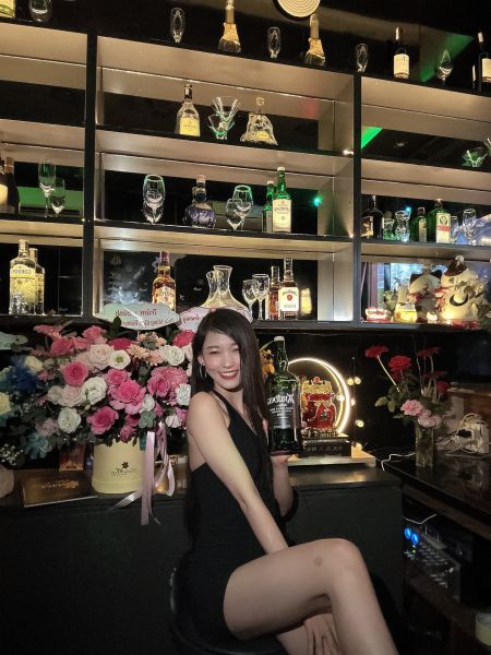 File:Nari bar girl11.jpg