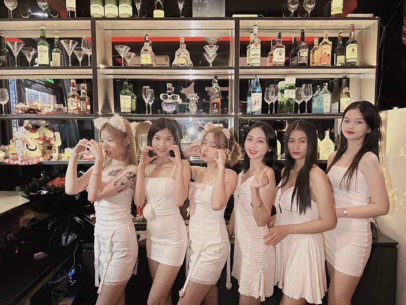 File:Nari bar girls group5.jpg