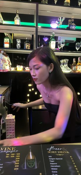 File:Nari bar girl77.jpg