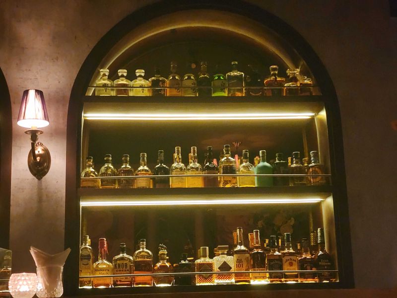 File:BAKOLAN - Whisky & Cigar1.jpg