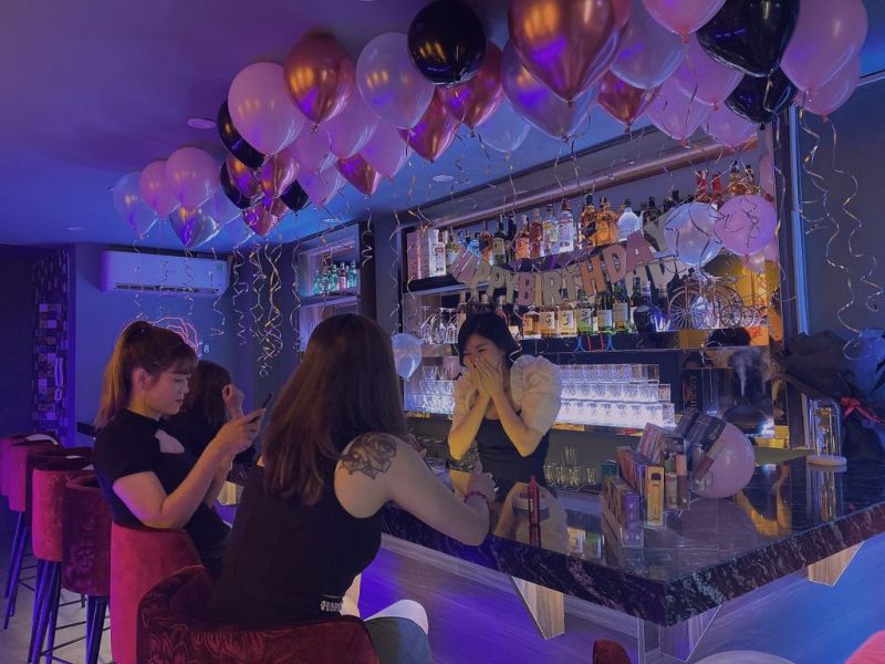 File:Roses bar2.jpg