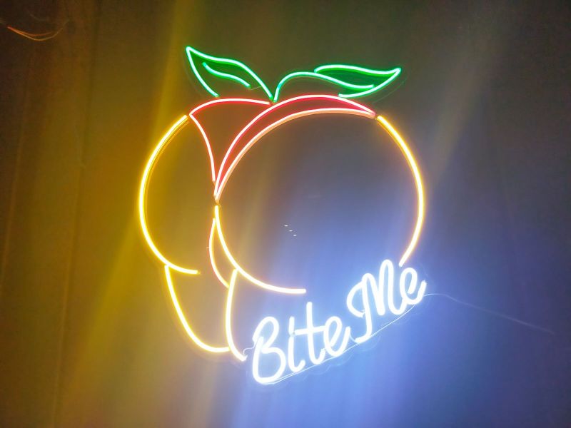 File:Peachy Bar14.jpg