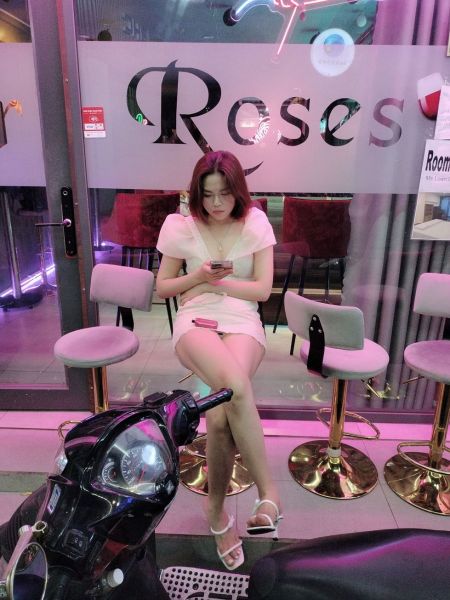 File:Roses bar3.jpg