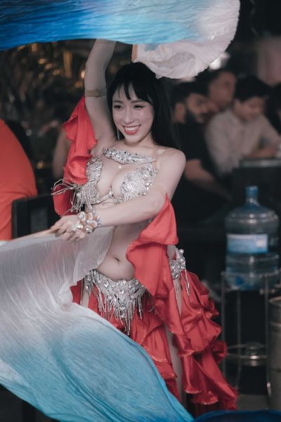 File:Cheers Bar SaiGon16.jpg