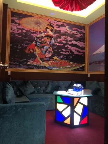 File:Cat Walk Bar & Karaoke15.jpg