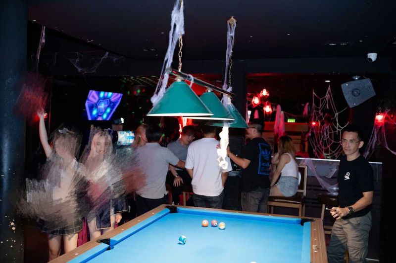 File:Maze Bar darts and pool18.jpg
