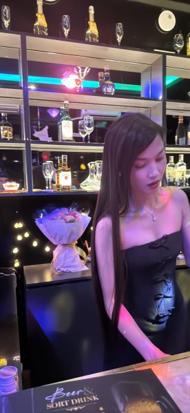 File:Nari bar girl88.jpg