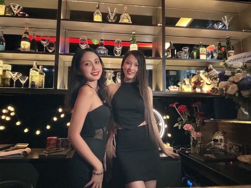 File:Nari bar girls11.jpg