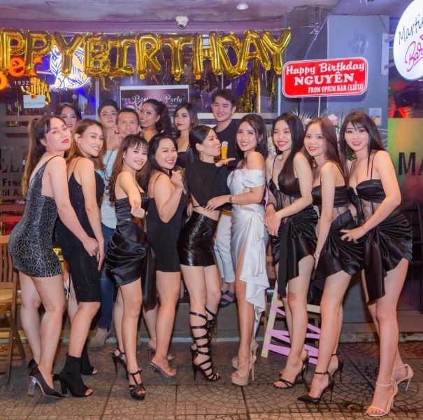 File:Cheers Bar SaiGon17.jpg